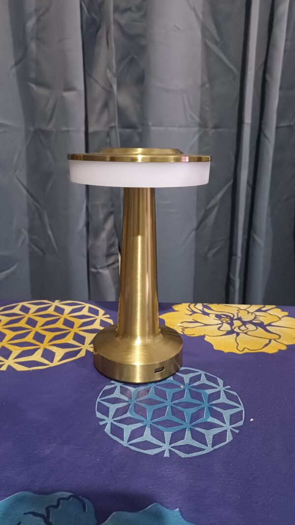 20250930_202207 lampara de mesa