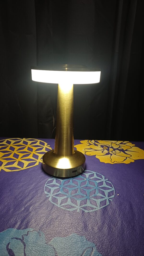 20250930_202218 lampara de mesa